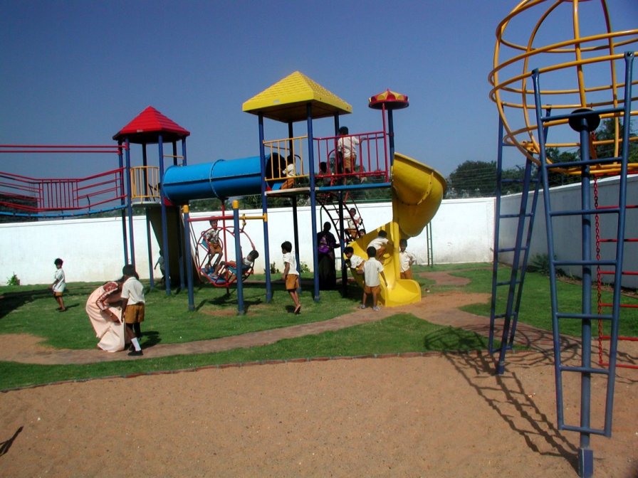 playground.jpg (119828 bytes)